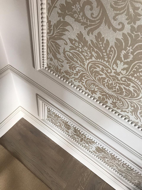 Паркетная доска "Coswick" и лепнина из гипса в интерьере