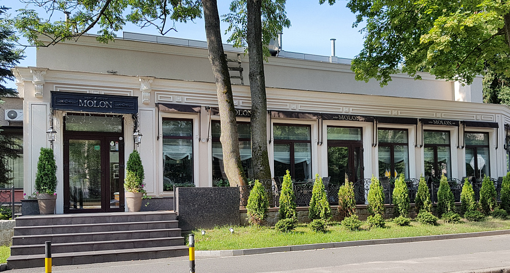Фасад кафе "MOLON"