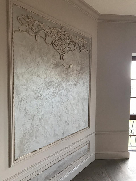 Паркетная доска "Coswick" и лепнина из гипса в интерьере