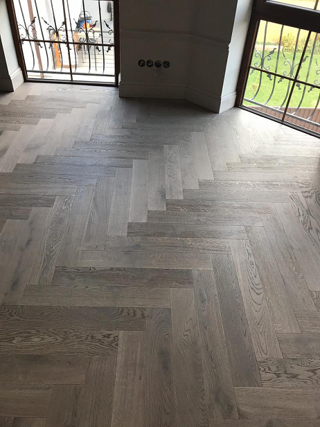 Паркетная доска "Coswick" и лепнина из гипса в интерьере